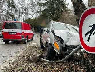 V Bělovsi zajišťovali profesionální hasiči z Náchoda místo dopravní nehody osobního vozidla, které…