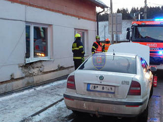 Osobní automobil narazil do rodinného domu v Podomí, jedna osoba utrpěla šok