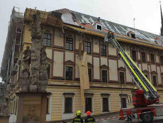 Přes dvě hodiny dvě jednotky hasičů zajišťovaly lešení na Zelném trhu v Brně. Z budovy Zemského…