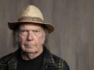 Buď Rogan, nebo já. Rocker Neil Young kvůli dezinformacím opustil Spotify