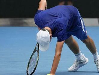 Vyčerpaný Menšík padl ve finále juniorky Australian Open, kurt opustil na vozíku