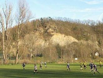 Bizarní fotbal u Vltavy: bez loďky ani ránu, soupeři občas provedou zlomyslnost