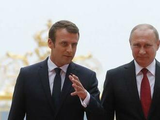 Putin a Macron sa zhodli na potrebe deeskalácie krízy okolo Ukrajiny