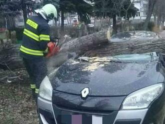 Vietor na Slovensku odstavil od elektriny tisícky domácností