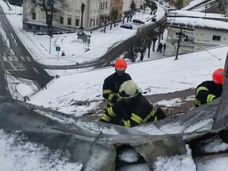 Silný vietor láme stromy, pod Tatrami vyhlásili mimoriadnu situáciu