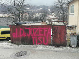 Tabuľku z Tisovej ulice odmontovali, jej názov potom niekto nasprejoval na bránu