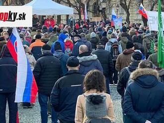 PROTEST proti obrannej dohode s USA: Stovky ľudí na námestí! Dav burcoval Uhrík, Marček aj Harabin