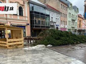 VIDEO Pýcha mesta a ozdoba Vianoc skončila na zemi: Silný vietor zničil desaťmetrový vianočný stromček