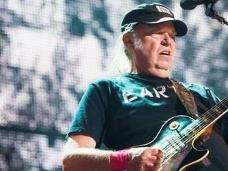 Neil Young připravil se svými Crazy Horse nové album. 