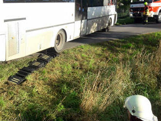 Do Brněnce vyjížděly dvě jednotky hasičů, autobus tam sjel částečně do příkopu. Uvnitř cestovalo…