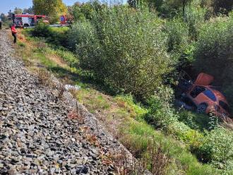 Ke srážce vlakové soupravy a osobního auta v Opavě vyjely čtyři hasičské jednotky, pro řidičku letěl vrtulník