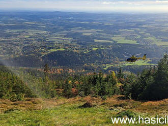 Hasiči pomáhali se záchranou paraglidistky pod Černou horou v Krkonoších, do nemocnice ji transportoval vrtulník