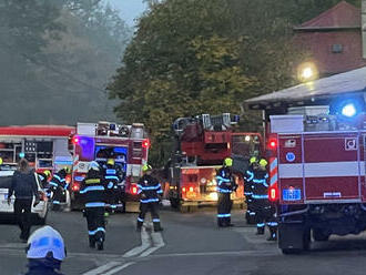 V Novém Městě nad Metují zasahuje několik jednotek hasičů v průmyslovém areálu, požár zasáhl buňku…