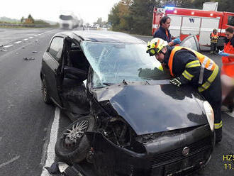 Střet dodávky s osobním vozem řeší složky IZS na silnici 20 u odbočky na Únětice. Jedna zraněná…