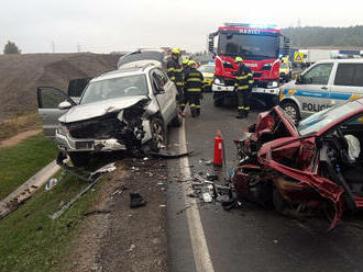 Při čelní srážce dvou aut na Příbramsku zemřela spolujezdkyně, automobily se střetly na komunikaci vedle budoucí dálnice D4