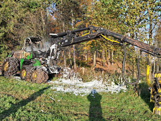 Požár harvestoru na Dobrošově na Náchodsku způsobil škodu za 2,5 milionu korun