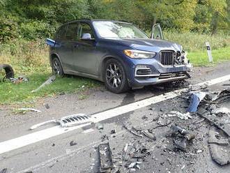 Po střetu tří aut byl zastaven provoz na výjezdu ze Zlína, dva lidé byli zraněni