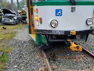 Hasiči zasahují u dopravní nehody osobního automobilu a tramvaje v Králově háji v Liberci. Jedna…