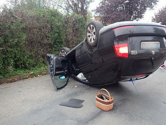 Ve Zlíně, na Benešově nábřeží, skončil osobní automobil po nehodě na střeše. Jeden člověk byl zraněn