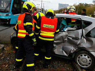 Po střetu tramvaje a osobního vozu v Ostravě-Hrabůvce vyprostili hasiči dva lidi