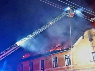 Plameny zničily bývalý mlýn v Luži, příčinou bude nejspíš závada na komíně