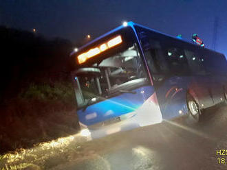 Těsně za Vejprnicemi, ve směru na Tlučnou, havaroval autobus do příkopu. Je nakloněn na bok.…