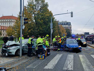 Na Palackého náměstí v Praze došlo k nehodě šesti osobních vozidel. Pět lidí skončilo v péči ZZS,…