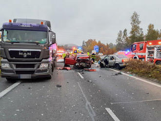 Vážná dopravní nehoda komplikuje provoz na komunikaci R35 ve směru z Chrastavy před Libercem. Jedná…