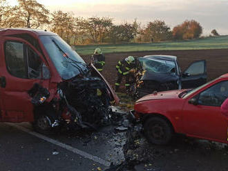 Pět zraněných po dopravní nehodě nedaleko obce Býkev na Mělnicku, srazily se dva automobily