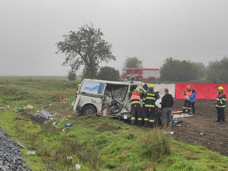 Dva lidé zemřeli po střetu dodávky a vlaku u Kostelce nad Labem, další tři byli zraněni