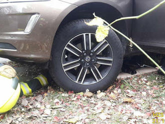 Nedaleko obce Velké Hydčice na Horažďovicku řidič nezabrzdil auto, to ho pak přimáčklo k plotu