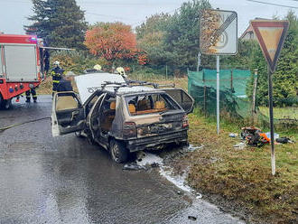 Pomocí dvou vodních proudů hasiči rychle zlikvidovali požár osobního automobilu v obci Horní…