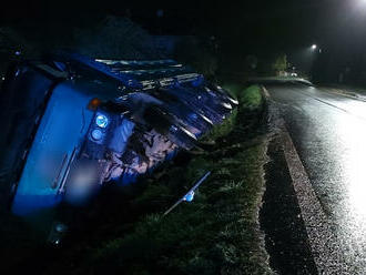 Nákladní automobil skončil v příkopu v Semaníně na Orlickoústecku, zasahovaly dvě jednotky