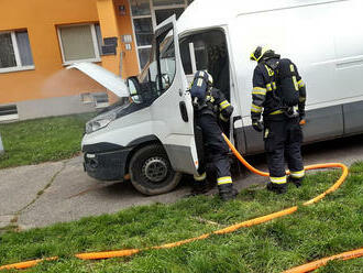 Hasiči zasahují u požáru motorové části dodávky v Praze – Komořanech. Nasadili jeden vodní proud.