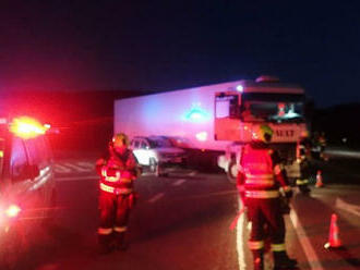 U obce Střílky se střetl osobní automobil s kamionem, vůz zůstal zaklíněn v boku návěsu