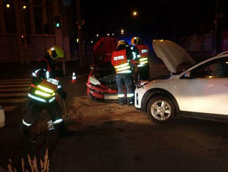 Zlínská křižovatka ulic Sokolská a 2. května se večer stala osudnou dvěma osobním vozidlům, která…