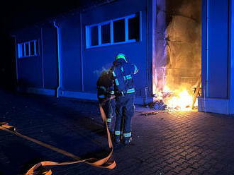 Hasiči zasahovali v Chrašťanech u požáru kontejneru, který se rozšířil na přilehlou halu. Škoda…