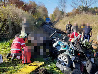 V Lužické ulici v Jablonném v Podještědí došlo k nehodě osobního vozidla a vlaku, na místě jsou…