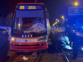 Po střetu auta s tramvají v Praze hasiči museli vyprostit jednu osobu, v tramvaji nikdo zraněn nebyl