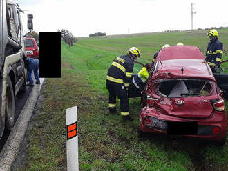 Jednotky ze stanic Chomutov a Bitozeves vyjely k dopravní nehodě osobního a nákladního auta u…