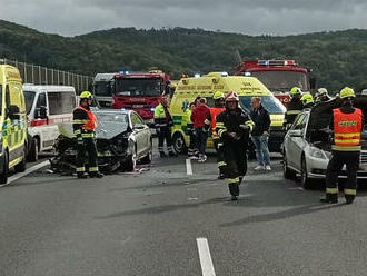 Hasiči ze stanice Ústí nad Labem a dobrovolní hasiči obce Řehlovice zasahují na 67,5. kilometru…