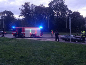 Kousek od zastávky Brusnice v Praze zasahují hasiči z pražského hradu a Petřin u požáru v motorové…