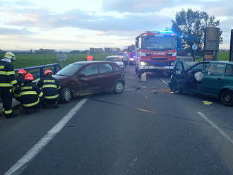 U obce Huštěnovice se střetly dva osobní automobily, zasahovali hasiči z Uherského Hradiště