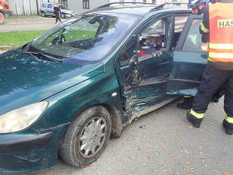 Po nehodě v Napajedlech na Zlínsku hasiči vyprošťovali řidiče, střetla se dvě osobní vozidla