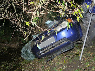 Při noční nehodě mezi obcemi Libín a Sedlčany vyhasl lidský život, osobní automobil narazil do stromu