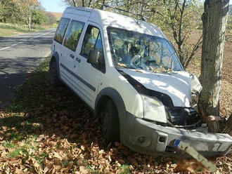 Dvě jednotky hasičů odstraňovaly následky dopravní nehody osobního automobilu v Tečovicích