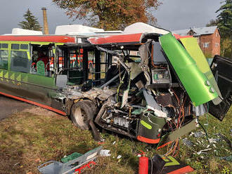 Čtyři lidé byli zraněni při nehodě osobního vlaku a elektrobusu v Podhůří