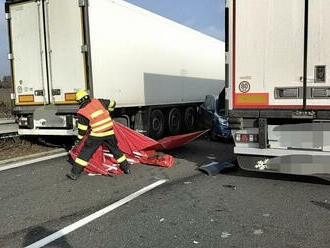 Hasiči řeší hromadnou nehodu šesti osobních a dvou nákladních aut na obchvatu Olomouce na D35, před…