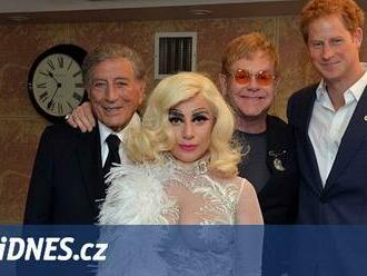 Princ Harry, Elton John a další celebrity žalují bulvár kvůli odposlechům