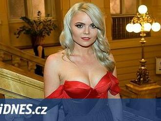 Nemocnice zanedbala péči a roční syn trpěl týden se zlomeninou, říká zpěvačka